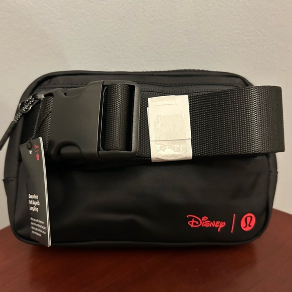 Disney x Lululemon Everywhere Belt Bag Long Strap 1L Mickey in Motion BNWT - Picture 3 of 7